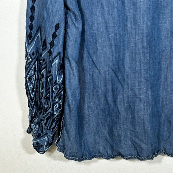 Chico's Embroidered Popover Top Size Large (2) Blue Chambray V-Neck Boho Women's - Picture 9 of 9